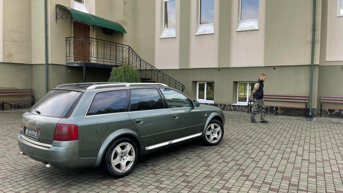 У Ланчині придбали автівки для військових