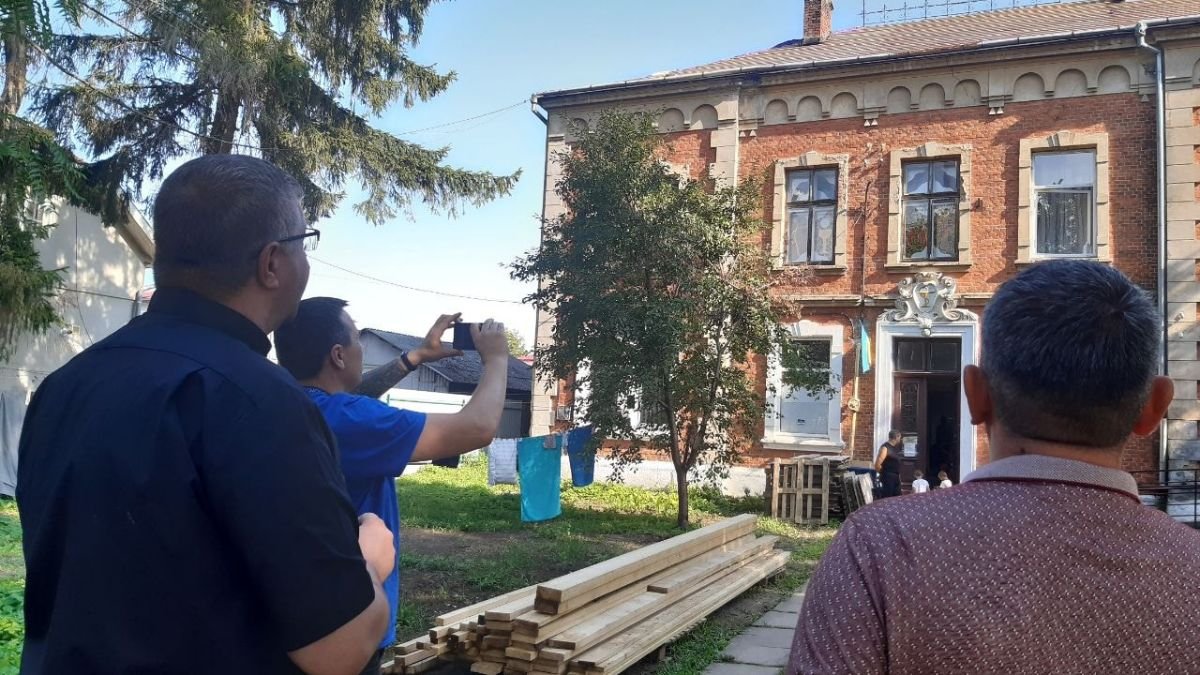 Міжнародники перевірили ремонтні роботи прихистиків ВПО у Коломиї