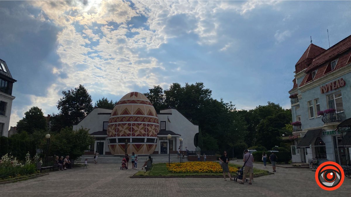 Виставку яскравих живописних робіт відкриють у Коломиї