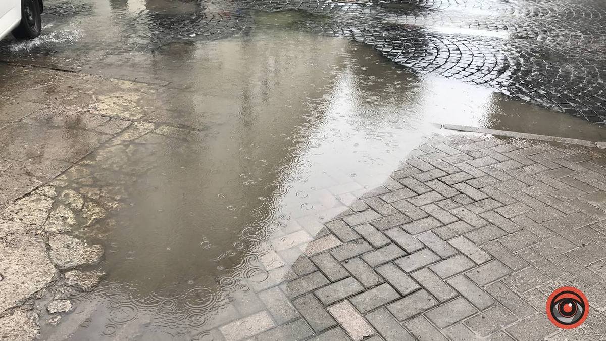 На вулиці Кобринського тротуар став одним цілим з бруківкою