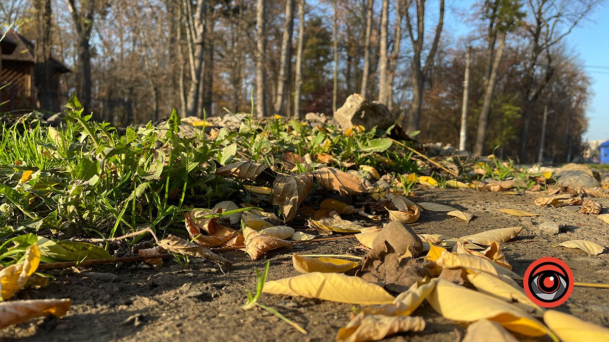 Люди ж не машини: на вул. Чайковського непрохідні тротуари 2