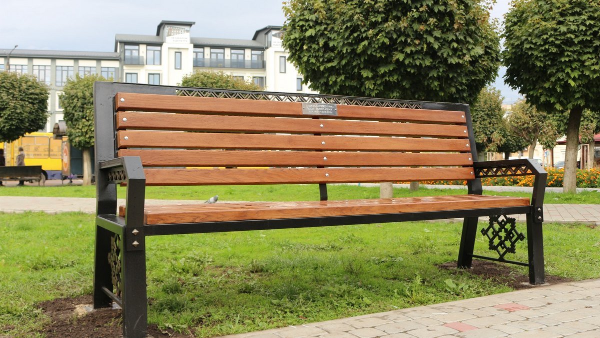 В пам'ять про свою дружину чоловік з Коломиї встановив лавочку