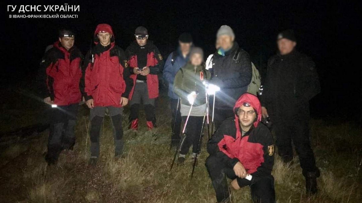 Заблукали у лісі: рятувальники відшукали грибника і туристів