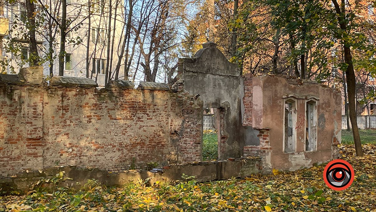 Місце, де давно не вирощують красу: руїни оранжереї в Коломиї