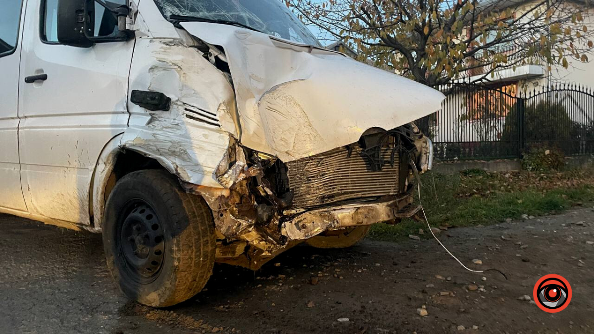 Йшов на обгін: ДТП на вулиці Довбуша у Коломиї 2