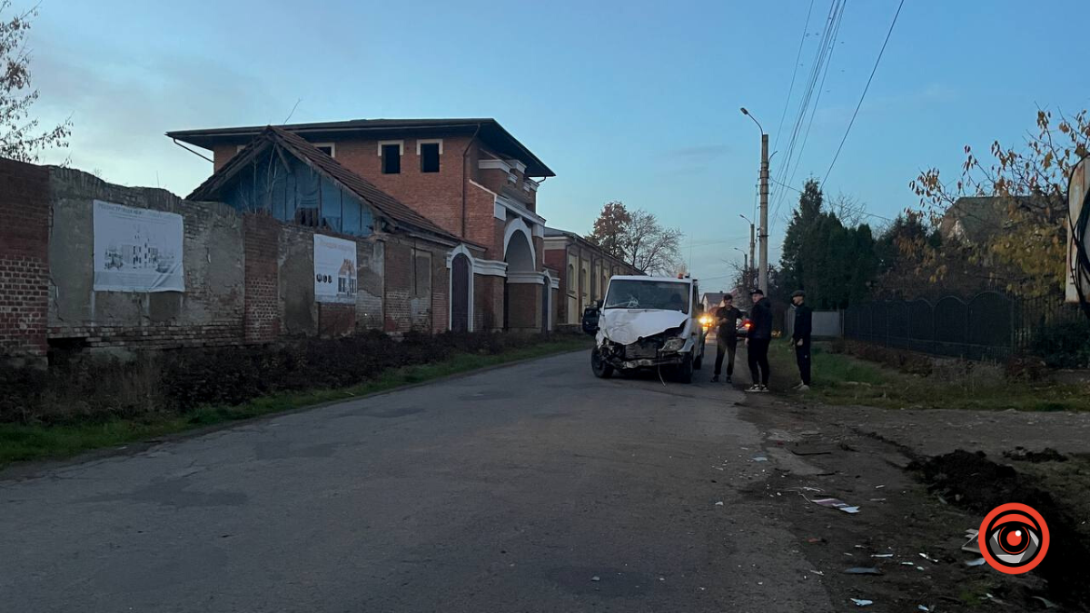 Йшов на обгін: ДТП на вулиці Довбуша у Коломиї 3