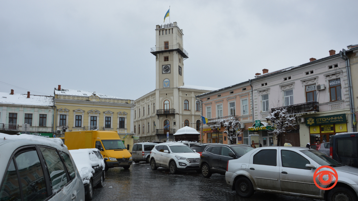 Через загорожі в Коломиї пошкодили австрійську бруківку 1