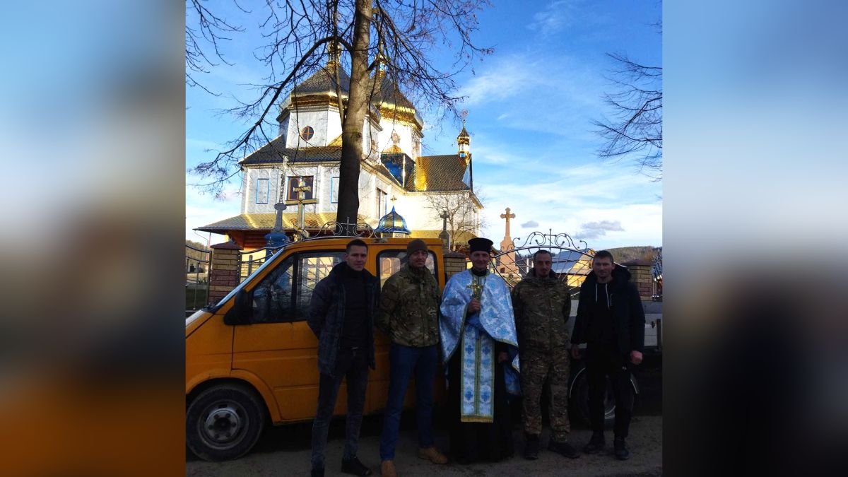 Авто для ЗСУ: у Космачі придбали та освятили вантажівку