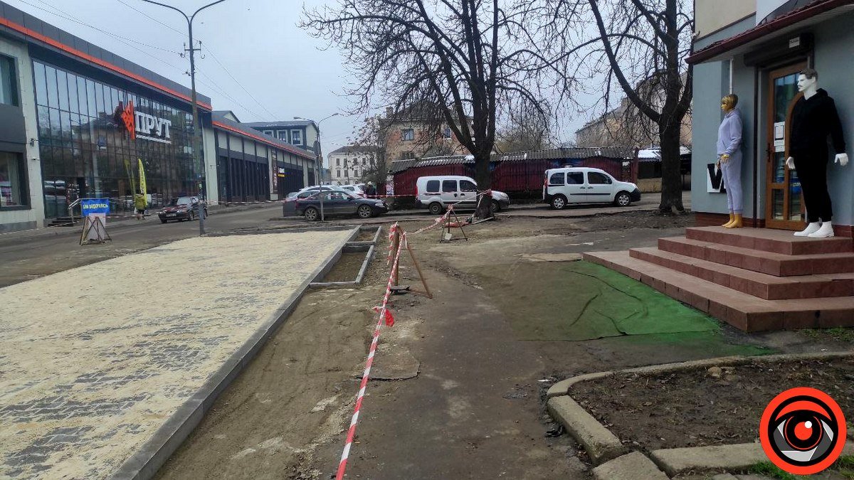 У Коломиї заплатили за тротуар, а зробили стоянку за майже 195 тис грн