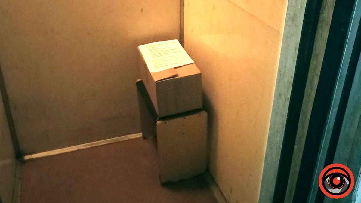 По-сусідськи: коломиянка приготувала у ліфті набір для виживання