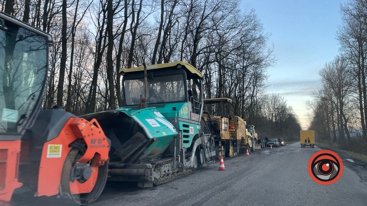 Асфальт на два дні: у П'ядиках розсипається нова дорога 3