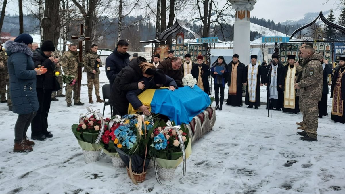 У Карпатах Героя Андрія Бощука провели в останню дорогу