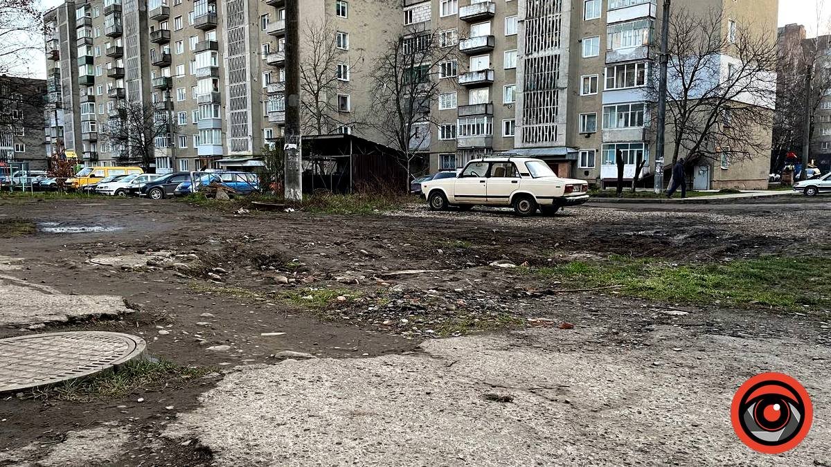 Мікрорайон Богуна в Коломиї ніяк не дочекається ремонтів доріг
