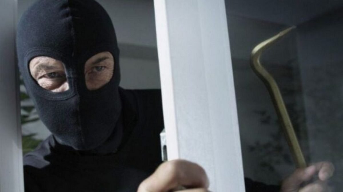Чоловік обікрав кіоск у Коломиї та викрав авто під церквою в Ценяві