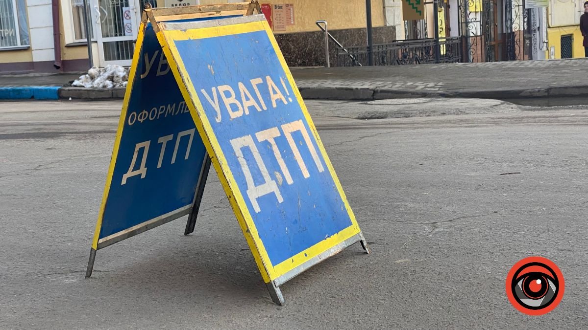 У центрі Коломиї водій збив велосипедиста та втік з місця події