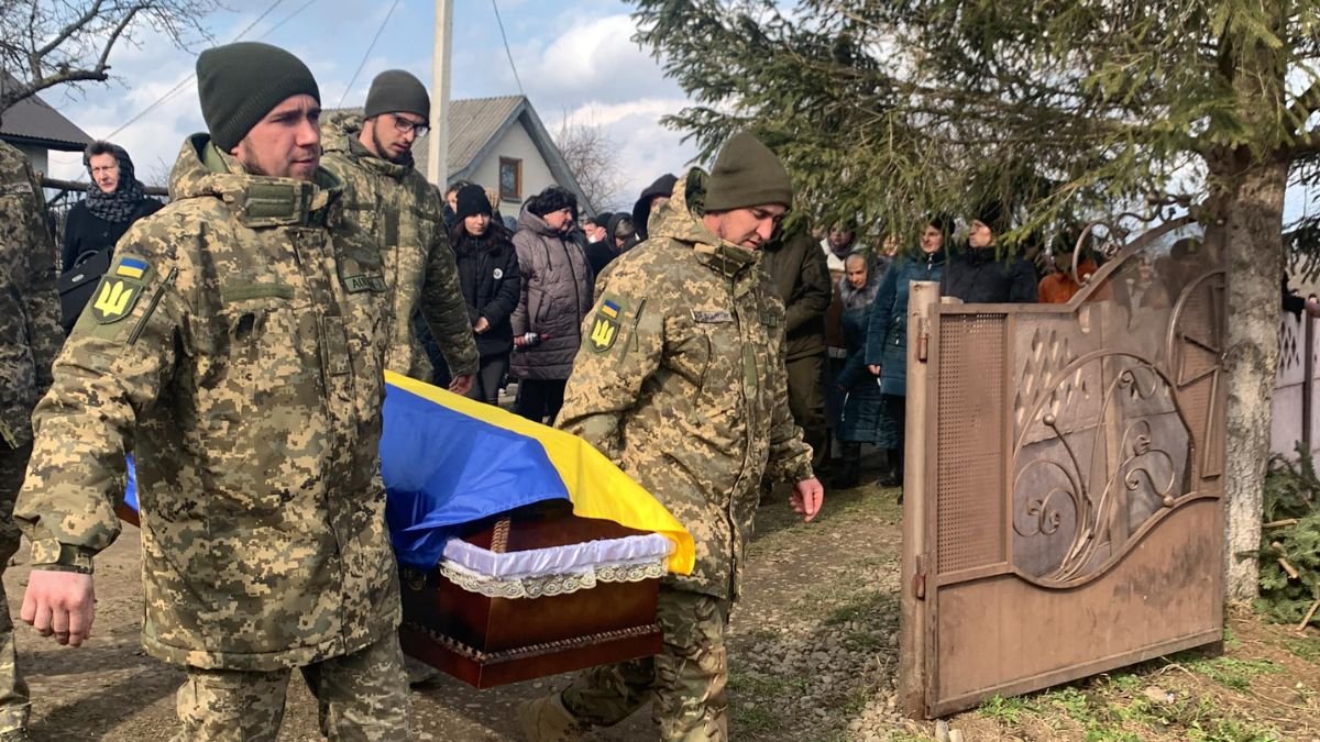 Надвірна провела в останню дорогу Героя Василя Зіника