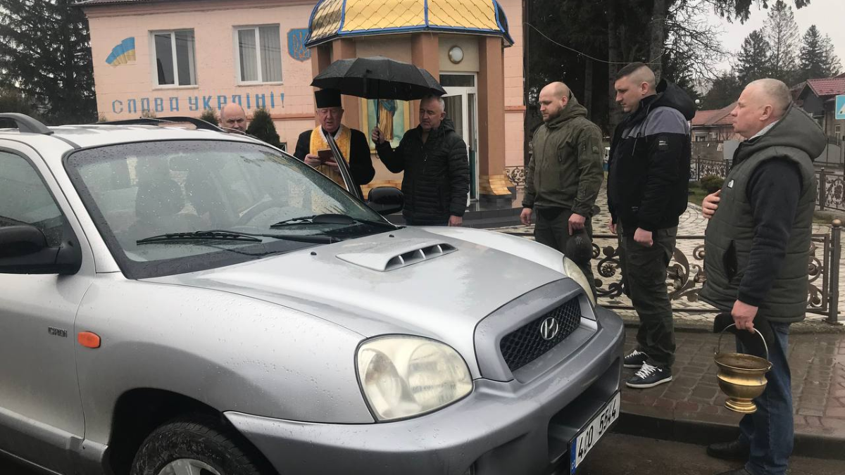 У Городенці освятили авто, яке невдовзі вирушить на фронт