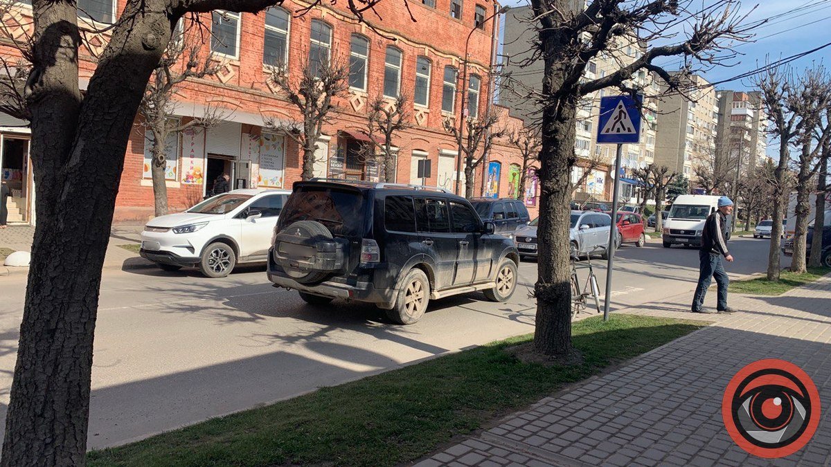 Біля перехрестя Січових-Тарабалки водії не припиняють порушувати ПДР