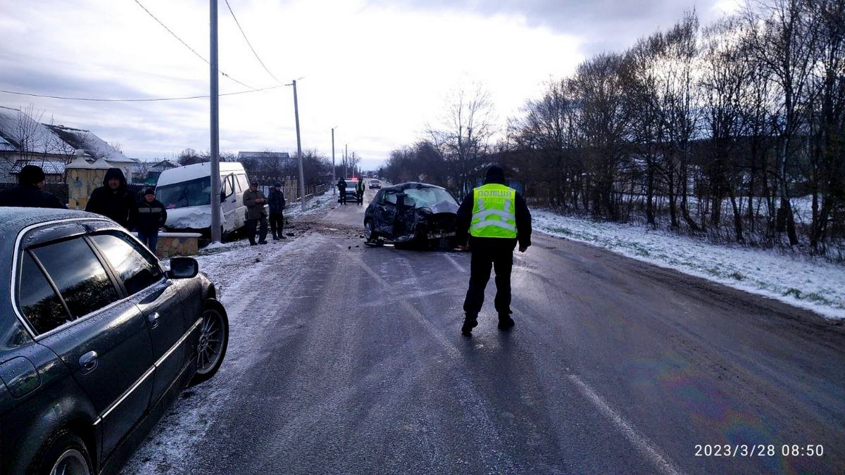 У Саджавці зіткнулися авто і автобус: є потерпілі