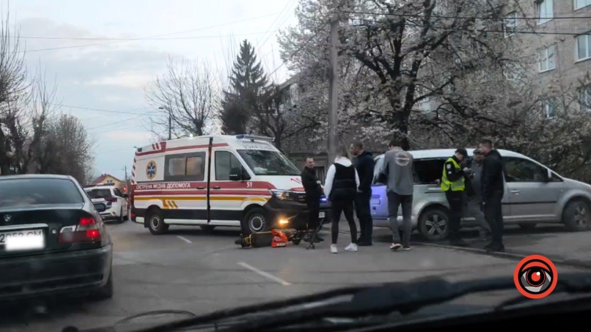 У Коломиї зіткнулися автомобіль та електросамокат