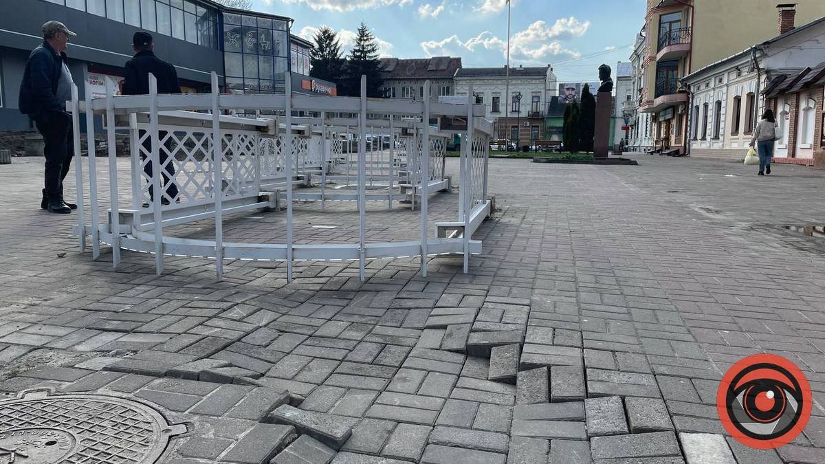 На Вічевому Майдані в Коломиї демонтували арки