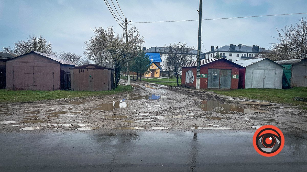 Коломияни просять підсипати дорогу до храму