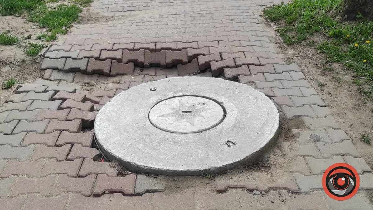 На Січових Стрільців провалюється бруківка на тротуарі