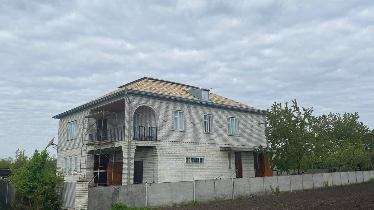 У будинку сімейного типу в Городенці замінюють крівлю будинку 2