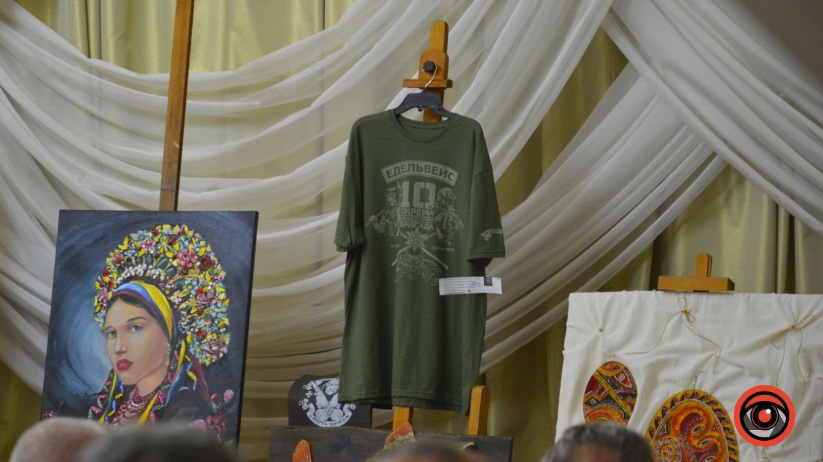 Футболка "Едельвейсів" та ікона з автографом Епіфанія зібрали майже 100 тисяч гривень на аукціоні у Косові