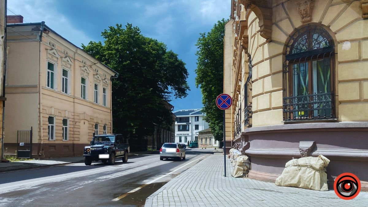 У Коломиї на вулиці Шевченка водії завжди паркуються з порушеннями 1