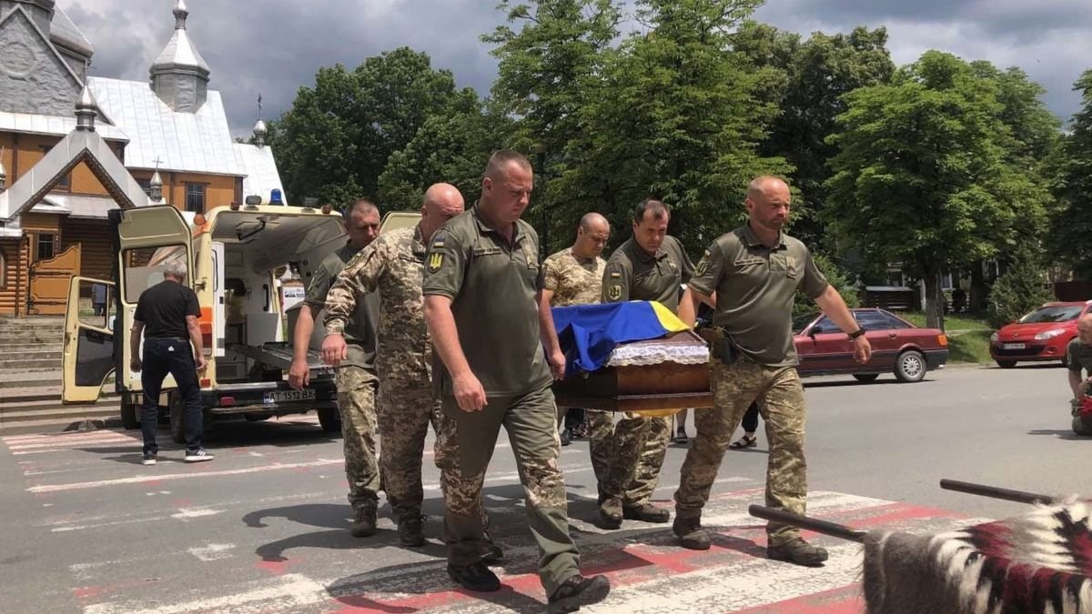 Верховинська громада провела в останню дорогу Героя Миколу Будзановича