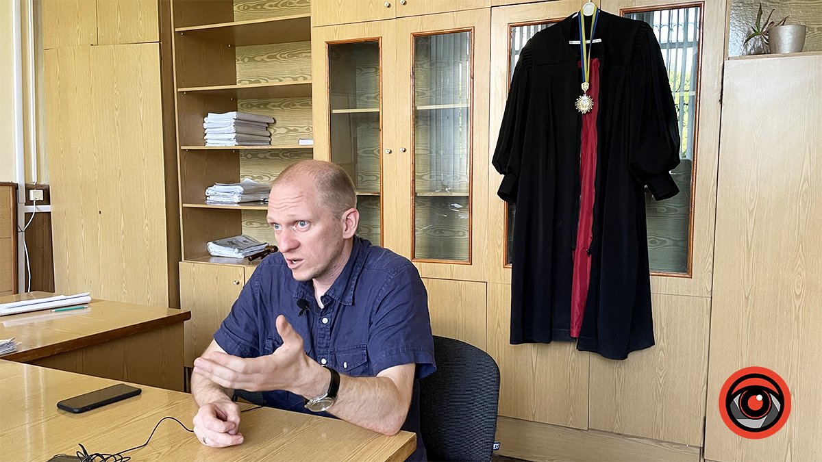 Чому у суддів різні мантії