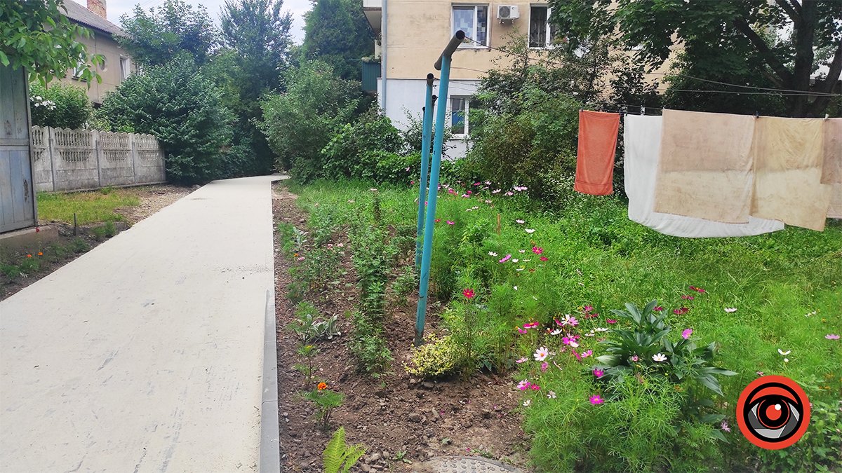Двори вул. Привокзальної виклали плиткою
