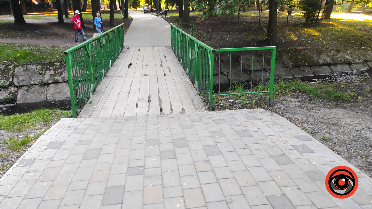 Почули і виправили як могли: у міському парку Коломиї полатали дерев'яний міст 3