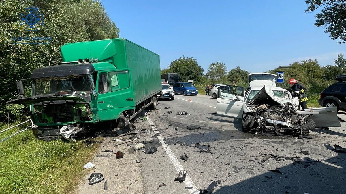 На Прикарпатті сталося лобове зіткнення легковика та вантажівки