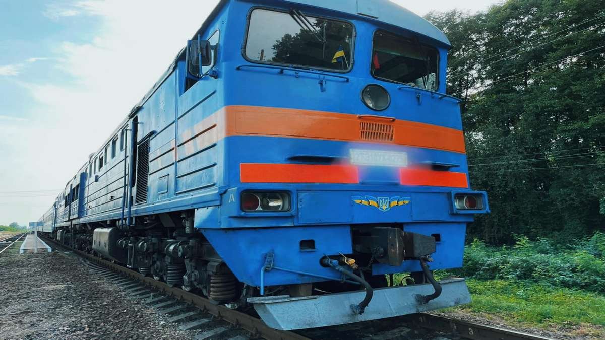 Йшла по колії в навушниках: на Прикарпатті потяг збив дівчинку-підлітка 1