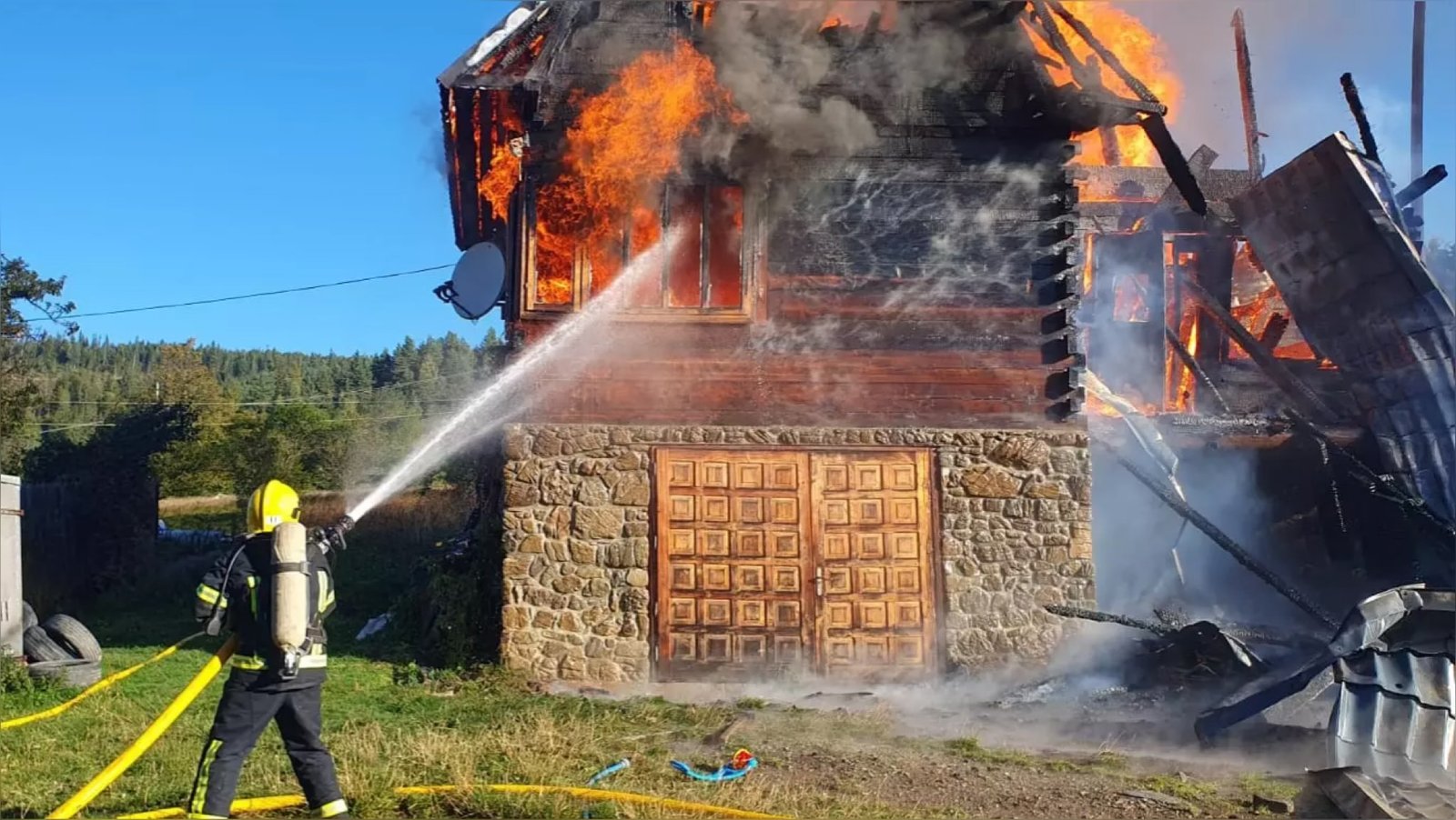 На Надвірнянщині вогонь знищив будинок