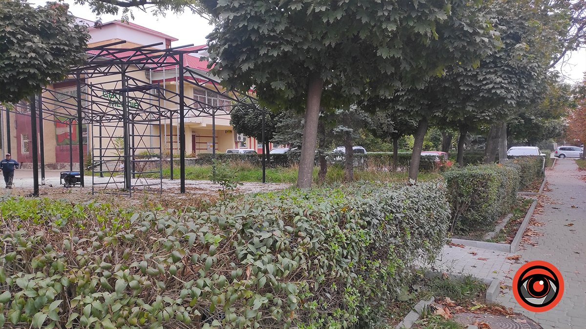 На вулиці Січових Стрільців розпочали встановлення металоконструкції на майданчику для ярмарку