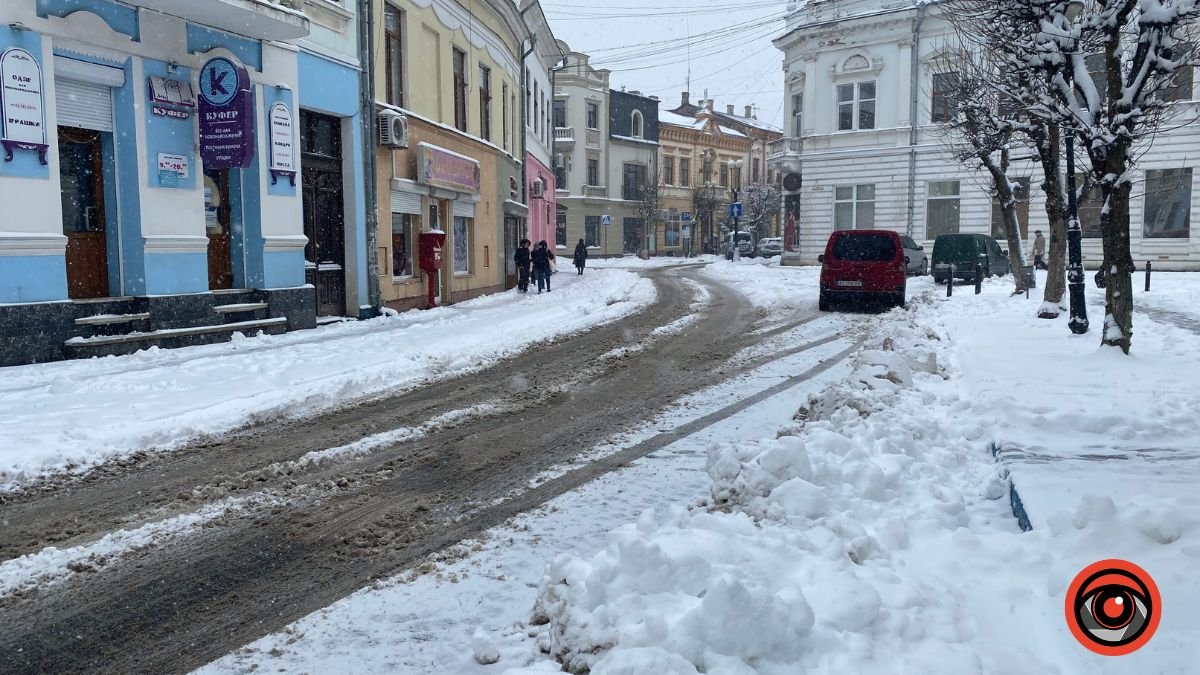 Комунальники просять коломиян не залишати авто у центрі міста на дорозі на ніч