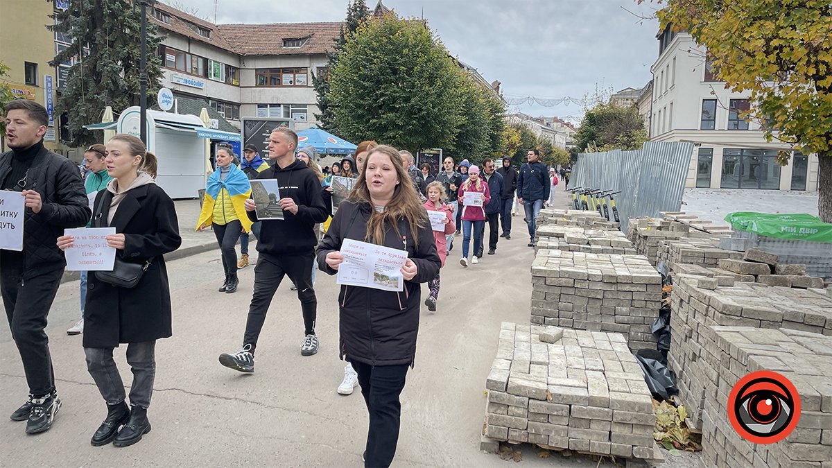 Бруківка чи життя: небайдужі коломияни пройшлися вулицями міста на підтримку ЗСУ