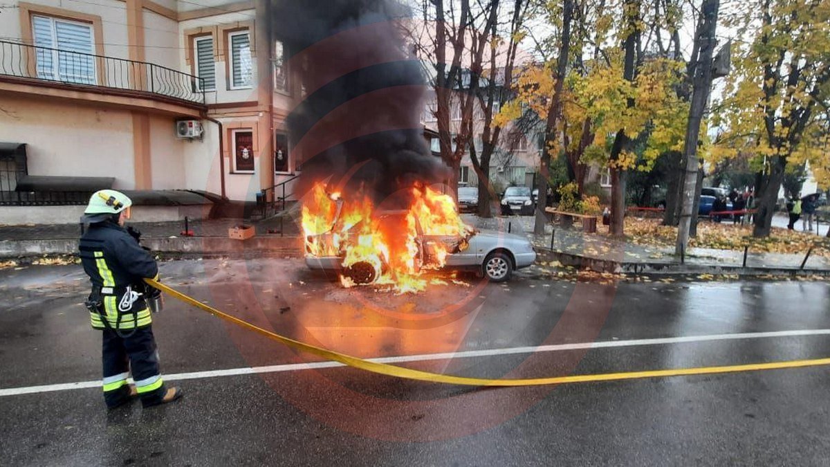Вранці в центрі Коломиї палала Audi 1