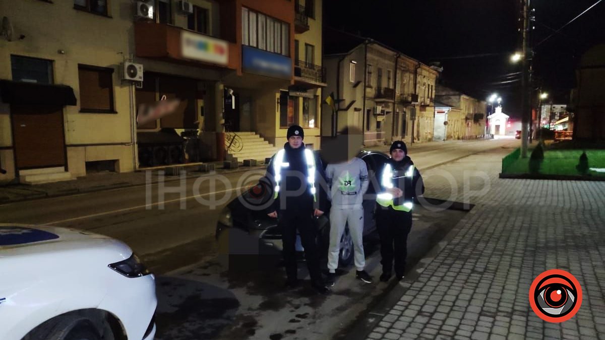 У Коломиї винесли постанови на водія, який припаркувався під Писанкою