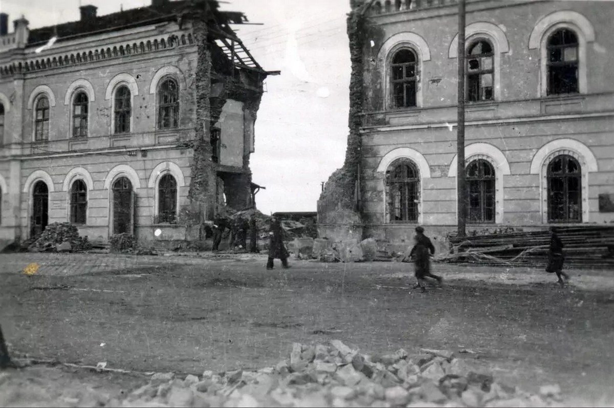 Зруйнований залізничний вокзал.1941р.