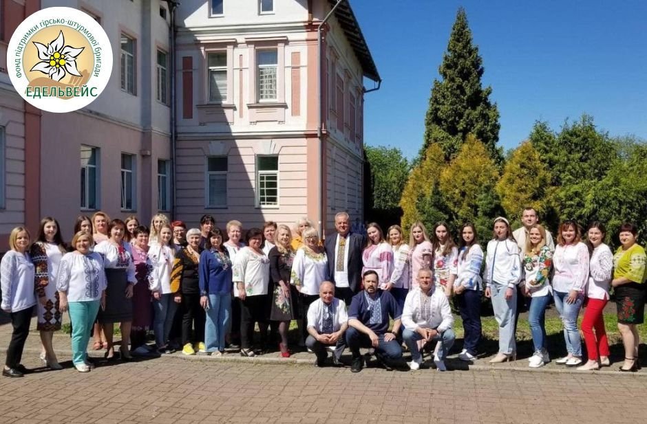 Медики у Коломиї віддали одноденний заробіток на потреби військових 1