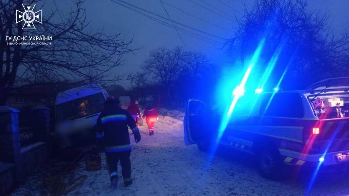 На Надвірнянщині пішохода притисло автомобілем до паркана