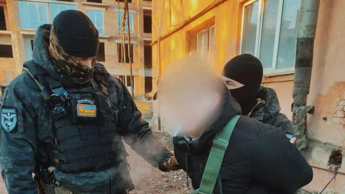 Молодого прикарпатця викрили на систематичному продажі зброї та боєприпасів