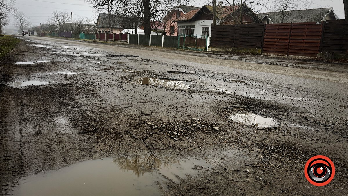 Ні пройти, ні проїхати | Ями знову заполонили дорогу в П'ядиках