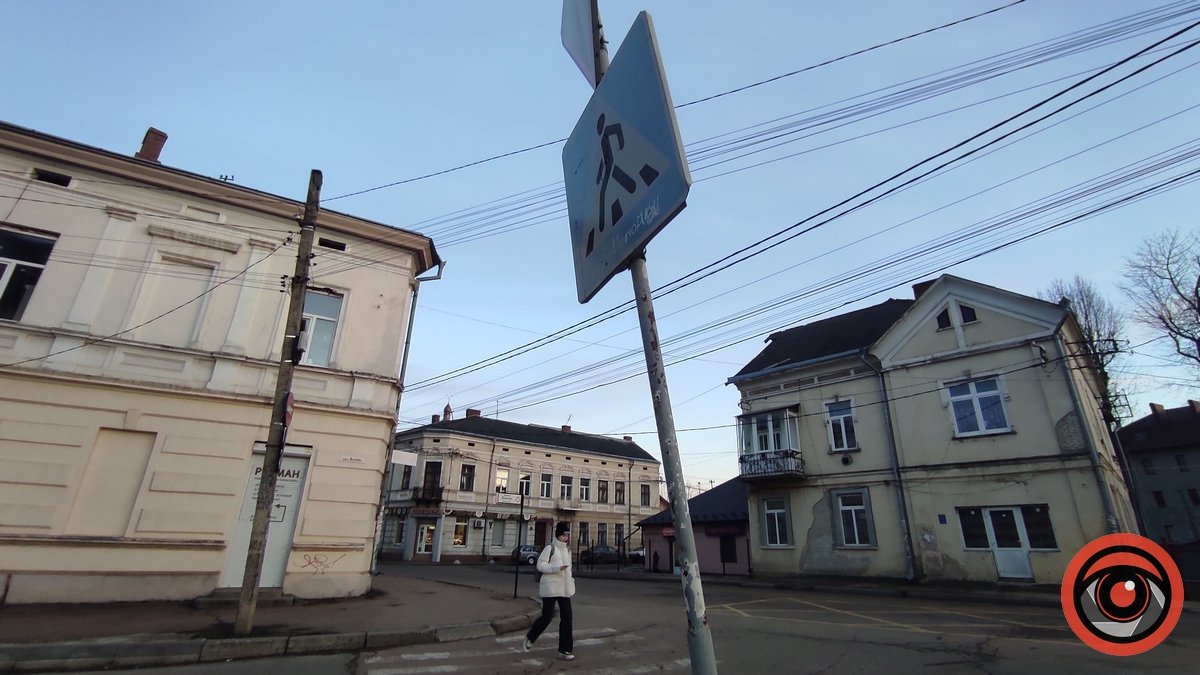 На розі вулиць в Коломиї знак тримається на чесному слові
