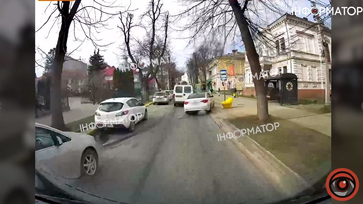 Водій білого Hyundai обігнав авто прямо по зупинці маршруток у Коломиї | ВІДЕО