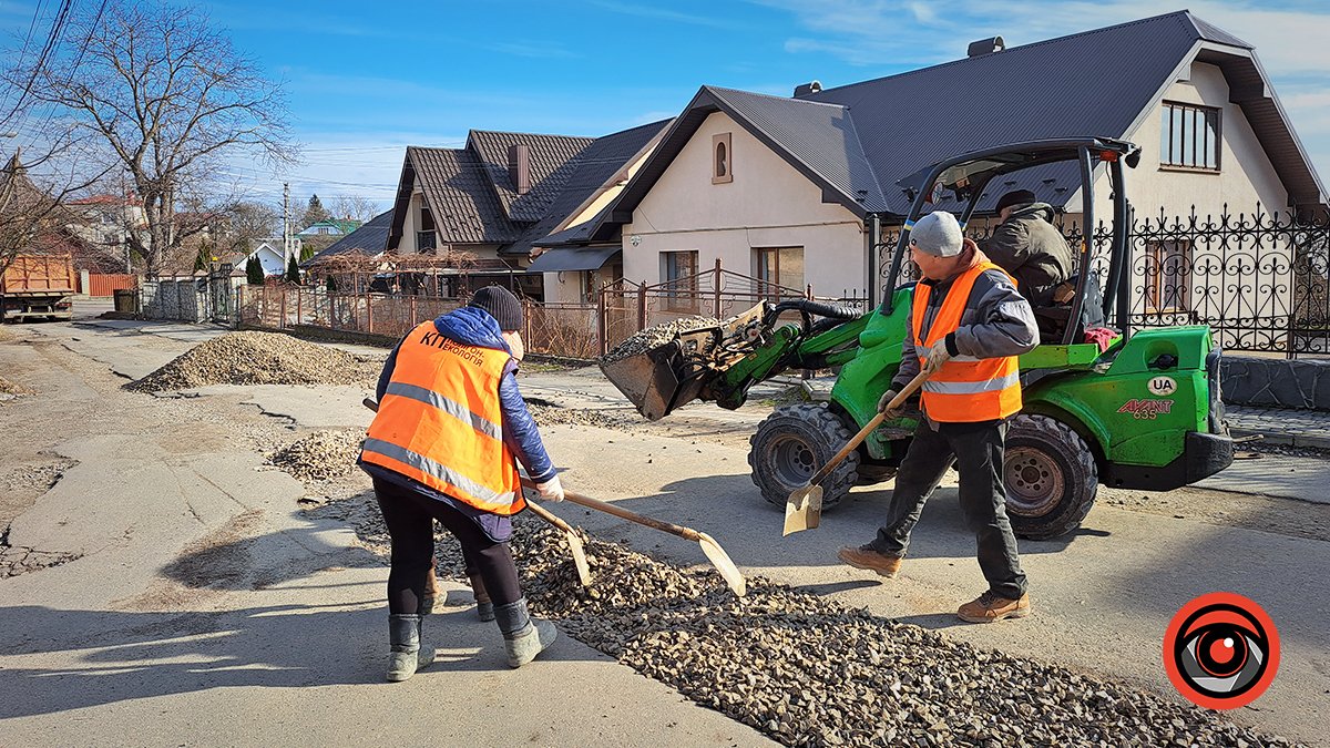 І знову щебінь | Комунальники вкотре проводять роботи на вулиці Войнаровського у Коломиї